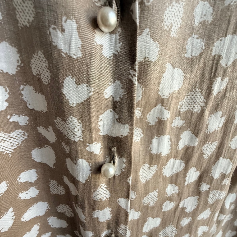 Women's Tan and White Heart Print Blouse - Picture 3 of 4